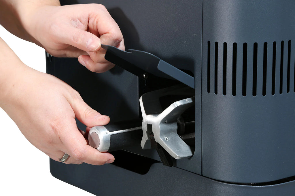 Grill węglowy 2026 z zapłonem elektrycznym – 1400 W Fast Flame Ignition™ – zawiera rożen (15 kg) i stojak